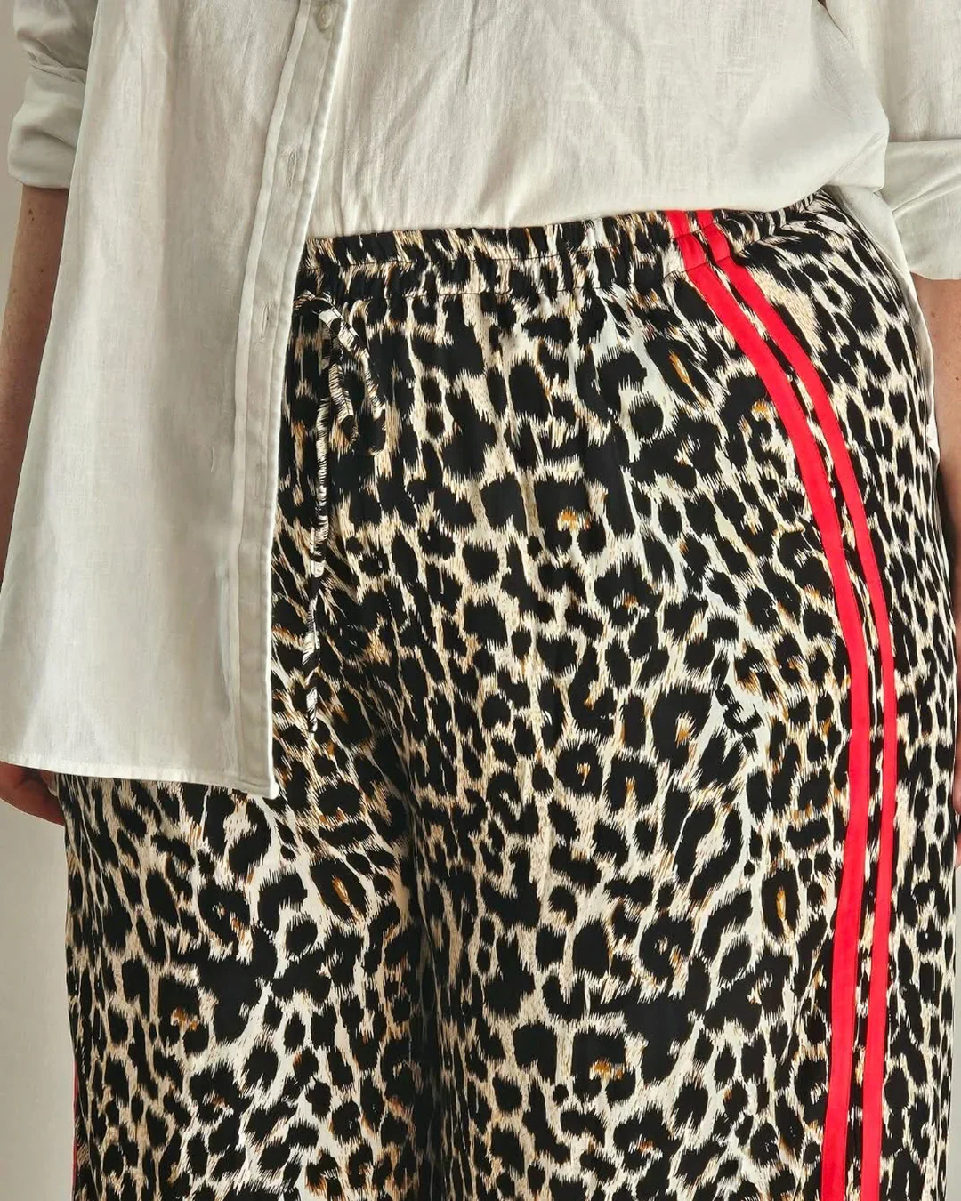 Elio Pant in Leopard Print - Image 4