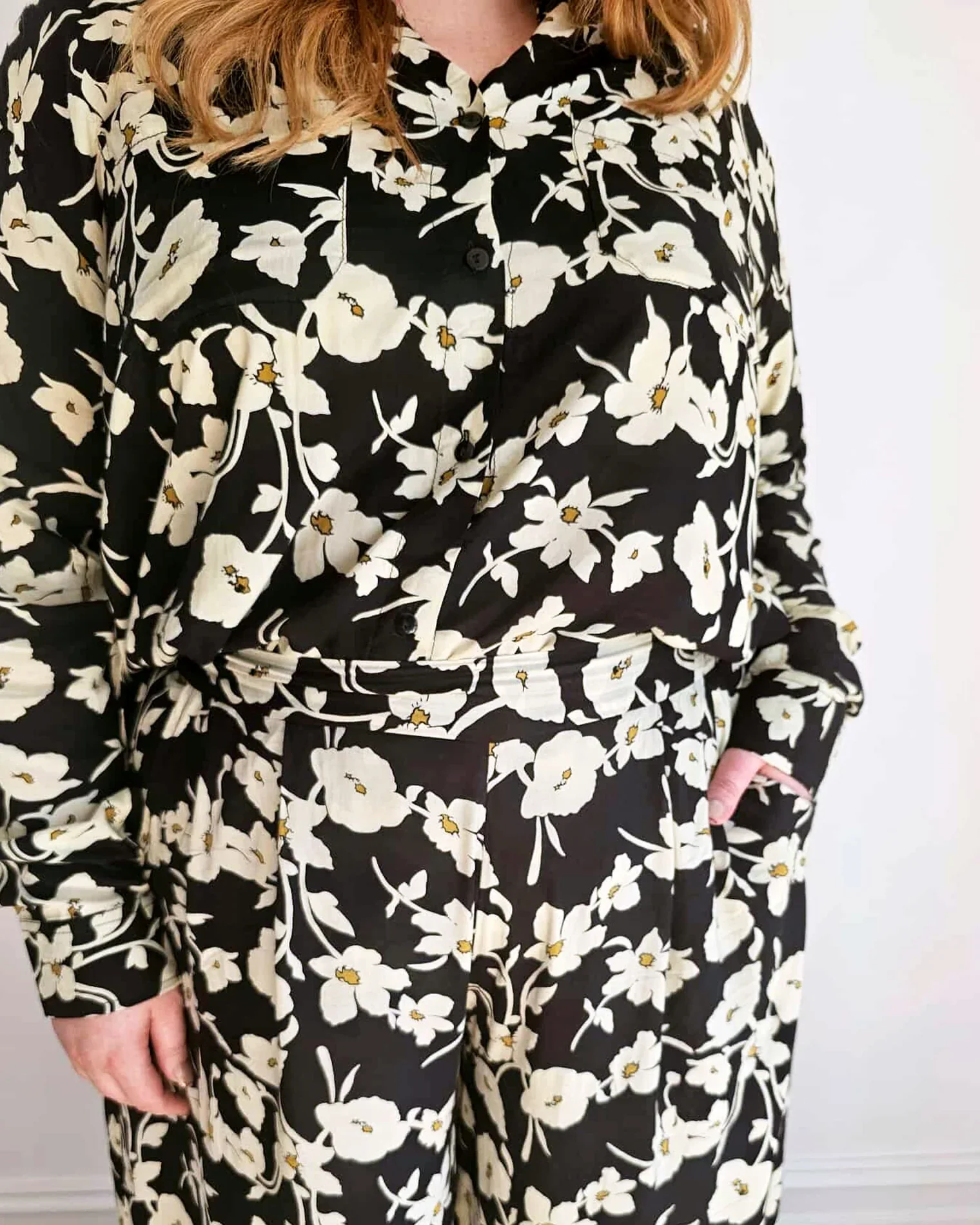 Nina Shirt in Mono Floral - Image 3